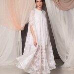 Mantella da sposa Renata in pizzo francese trasparente, linea ampia e fluttuante, bottoncini al collo, look romantico