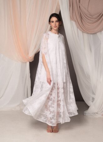 Mantella da sposa Renata in pizzo francese trasparente, linea ampia e fluttuante, bottoncini al collo, look romantico