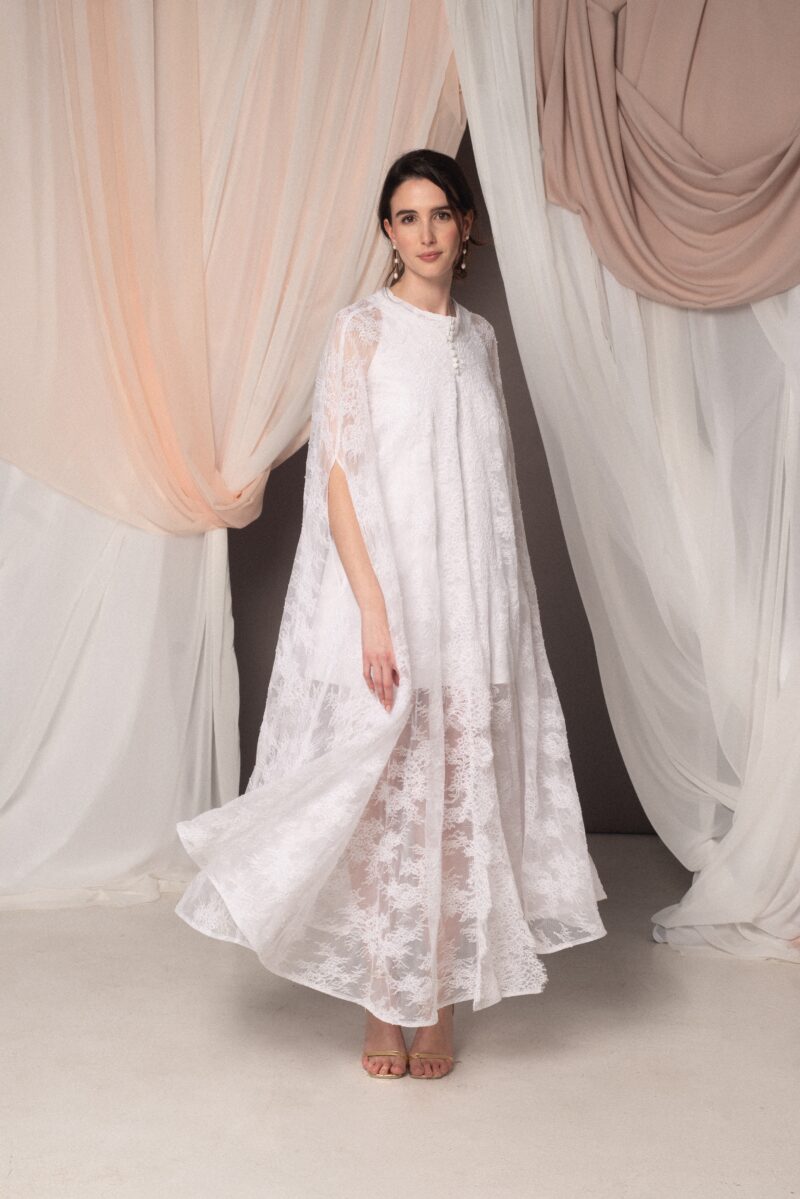 Mantella da sposa Renata in pizzo francese trasparente, linea ampia e fluttuante, bottoncini al collo, look romantico