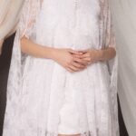 Mantella da sposa Renata in pizzo francese trasparente, linea ampia e fluttuante, bottoncini al collo, look romantico