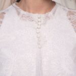 Mantella da sposa Renata in pizzo francese trasparente, linea ampia e fluttuante, bottoncini al collo, look romantico