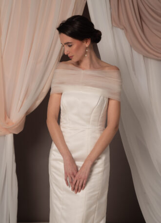 Abito da sposa modello Bustier in duchesse di seta con spacco, bustier dritto e stola in tulle drappeggiato sulle spalle, stile elegante e moderno