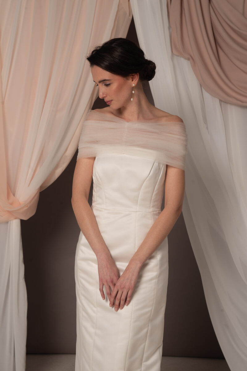 Abito da sposa modello Bustier in duchesse di seta con spacco, bustier dritto e stola in tulle drappeggiato sulle spalle, stile elegante e moderno