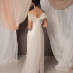 Abito da sposa modello Bustier in duchesse di seta con spacco, bustier dritto e stola in tulle drappeggiato sulle spalle, stile elegante e moderno
