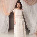Completo da sposa Sandy in tulle plumetis, con top intercambiabile off-shoulder o crop-top liscio in duchesse, stile moderno e romantico