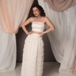 Completo da sposa Sandy in tulle plumetis, con top intercambiabile off-shoulder o crop-top liscio in duchesse, stile moderno e romantico