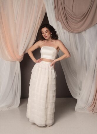 Completo da sposa Sandy in tulle plumetis, con top intercambiabile off-shoulder o crop-top liscio in duchesse, stile moderno e romantico