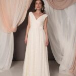 Abito da sposa Tulipina Pizzo in pizzo francese, scollo a V e gonna fluida