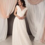 Abito da sposa Tulipina Pizzo in pizzo francese, scollo a V e gonna fluida