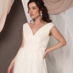 Abito da sposa Tulipina Pizzo in pizzo francese, scollo a V e gonna fluida