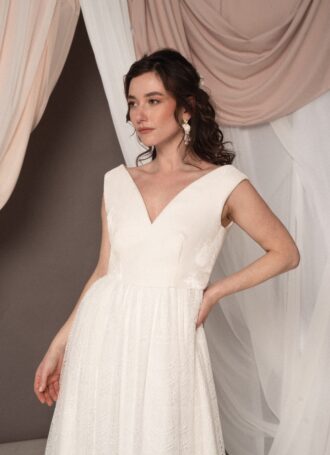 Abito da sposa Tulipina Pizzo in pizzo francese, scollo a V e gonna fluida