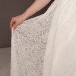 Abito da sposa Tulipina Pizzo in pizzo francese, scollo a V e gonna fluida