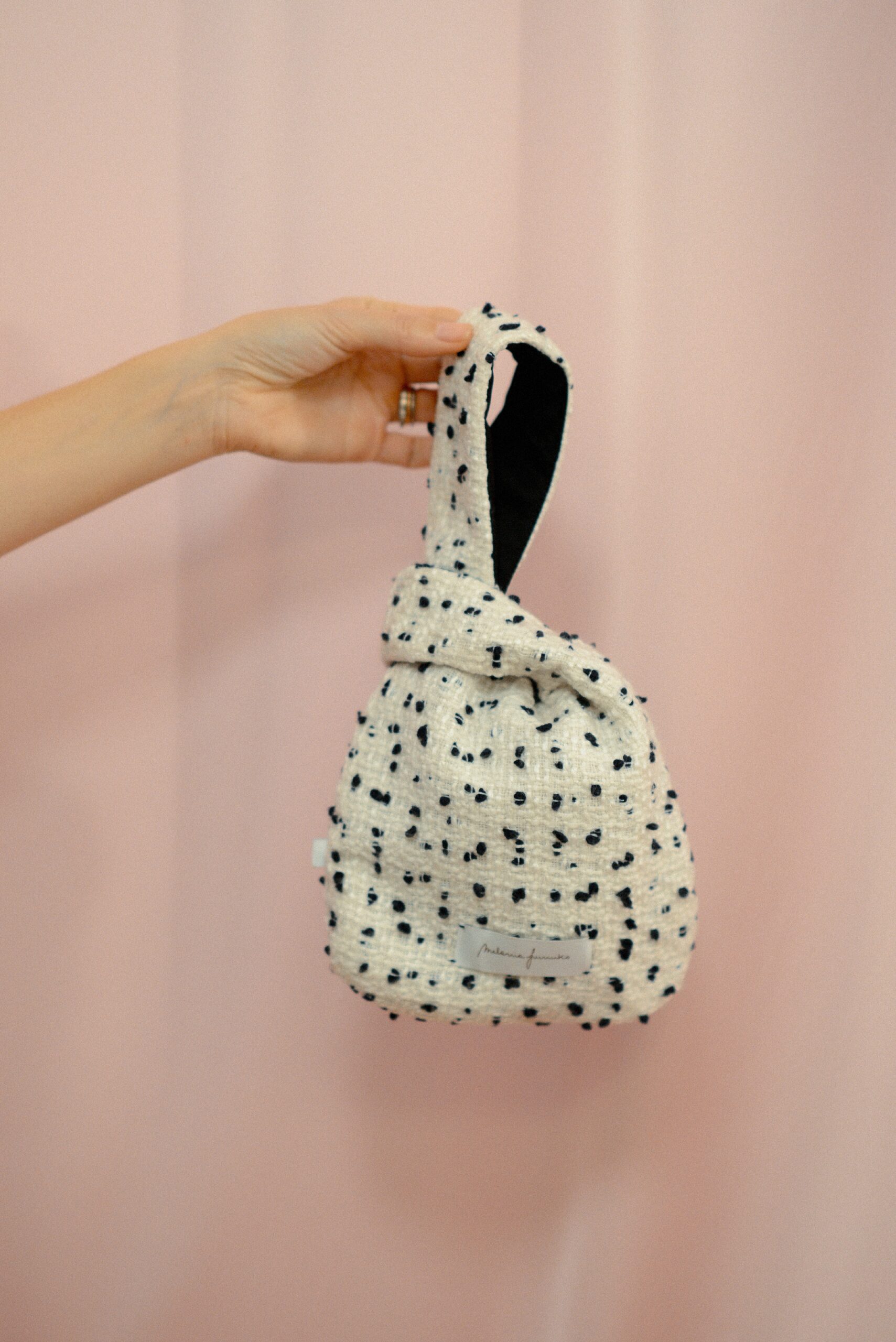 DSC_2103 Mini borsa Aki in bouclé bianco e nero con fodera a contrasto nera, forma originale annodata, stile moderno e artigianale